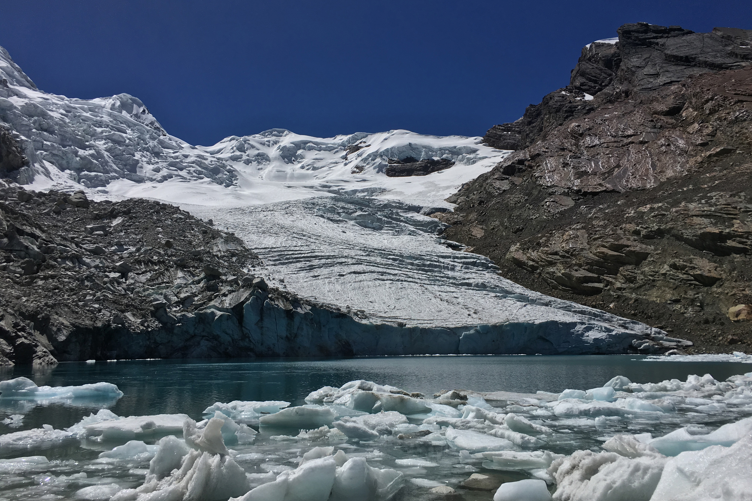 Queshque Glacier, in the Cordillera Blanca, Peru, sits above a recently formed lake filled with icebergs. Credit: Emilio Mateo