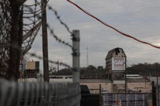 The GAF roofing shingles factory in West Dallas on Dec. 13. The factory reclassified itself as minor and averted public participation requirements in 2022. Credit: Shelby Tauber/Inside Climate News